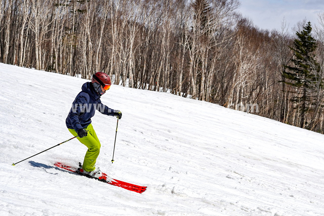 札幌国際スキー場 Mt.石井スポーツ ISHII SKI ACADEMY 校長・斉藤人之さんによる『斉藤塾』開講。本日のテーマは、「春雪！コブからスキーのたわみを楽しむ！！」(^^)v